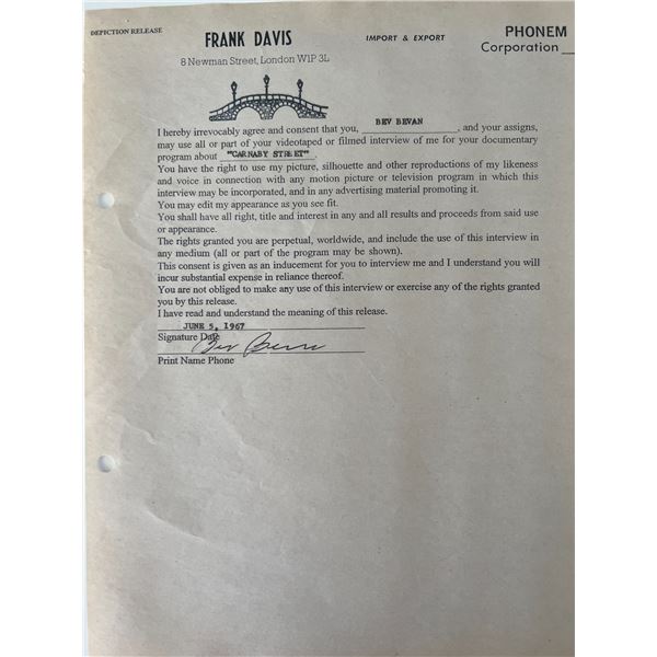 The Move signed Frank Davis contract