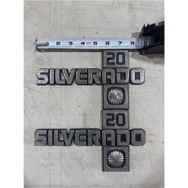 Silverado 20 fender badge set
