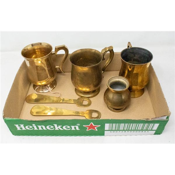 FLAT OF BRASS DECORATIVE ITEMS