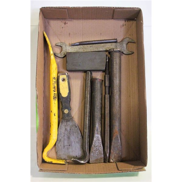 BOX WITH FATMAX PRY BAR AND HEAVY CHISELS