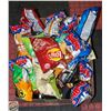 Image 1 : FLAT OF ASSORTED SMALL BAGS OF CHIPS