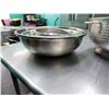 Image 19 : Multiple Metal Mixing Bowls & Strainers, Misc Sizes