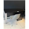 Image 1 : BUREAU 48"x18"x29" AVEC CHAISE
