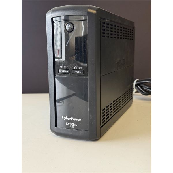 UPS CYBERPOWER 1350va AVR