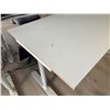 Image 3 : LOT DE 2 TABLES HAUTEUR AJUSTABLE (COUPE D'UN CÔTÉ) 60"x31"