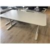 Image 2 : LOT DE 2 TABLES HAUTEUR AJUSTABLE (COUPE D'UN CÔTÉ) 60"x31"