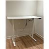 Image 3 : TABLE DE TRAVAIL HAUTEUR AJUSTABLE ÉLEC. 63"x32"x29-48" PRIME CABLES ERGO