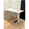 Image 1 : TABLE DE TRAVAIL HAUTEUR AJUSTABLE ÉLEC. 63"x32"x29-48" PRIME CABLES ERGO