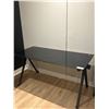 Image 1 : TABLE DE TRAVAIL VITRÉE 60"x28"x29"