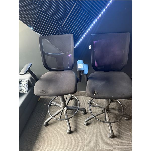LOT DE 2 CHAISE HAUTE (AVEC  DES DÉCHIRURES)