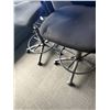 Image 2 : LOT DE 2 CHAISE HAUTE (AVEC  DES DÉCHIRURES)