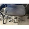 Image 3 : LOT DE 2 CHAISE HAUTE (AVEC  DES DÉCHIRURES)