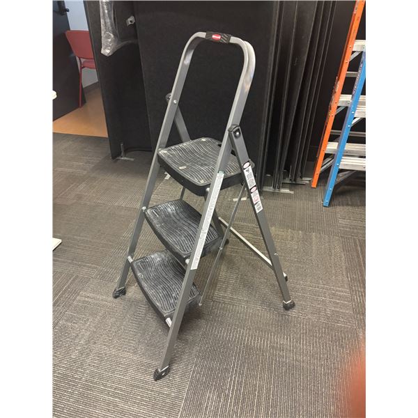 ESCABEAU 3' RUBBERMAID