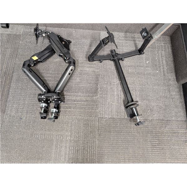 LOT: 2 SUPPORTS DOUBLE D'ÉCRANS
