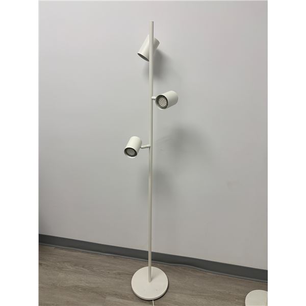 LAMPE SUR PIED