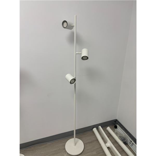 LAMPE SUR PIED