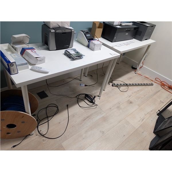 LOT: 2 TABLES (VIDES)