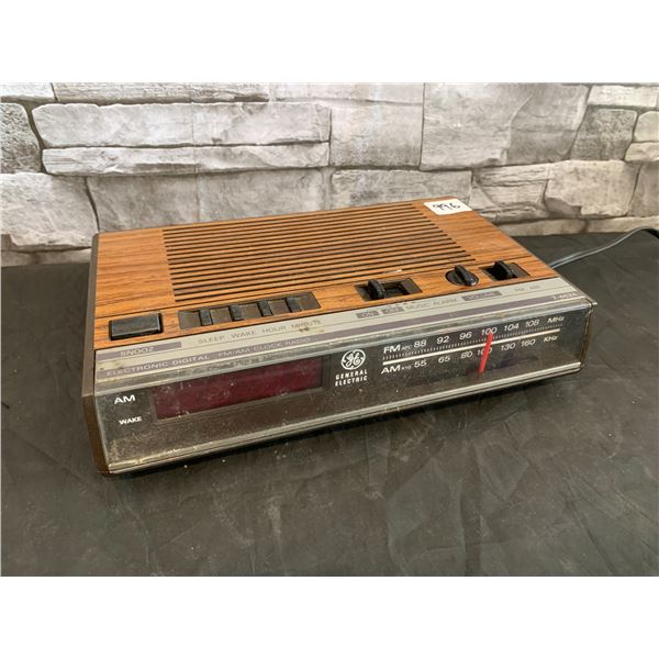 Vintage General Electric AM/FM Digital Alarm Clock Radio