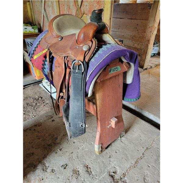 Alamo Saddelry 13in. close contact barrell saddle c/w blankets & Stand