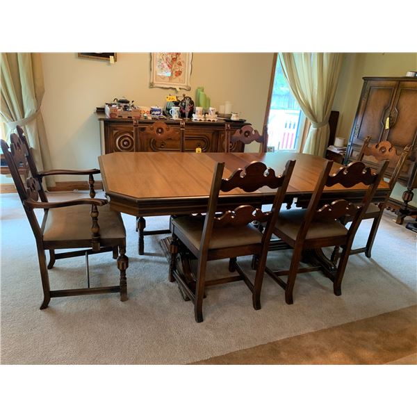 Wood Dining room Table, 6 Chairs and 3 leafs