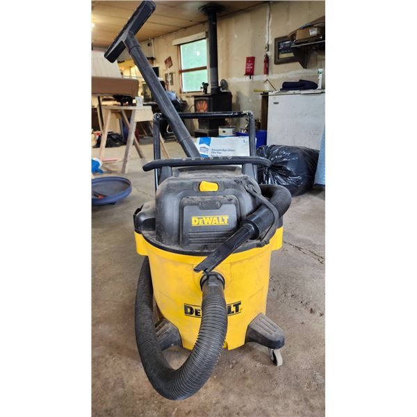 DeWalt 20-gal wet/dry shop vac with attatchments