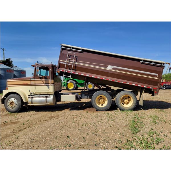 (Lots 1, 2, & 3 are a Group Lot) 1990 I.H.C. Tandem Grain Truck, diesel, 15 spd on air. c/w newer SW