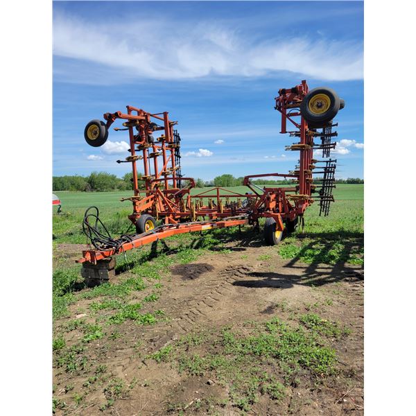 Bourgault 8800 36' Deep tillage c/w 4 bar tines, Rear Hitch