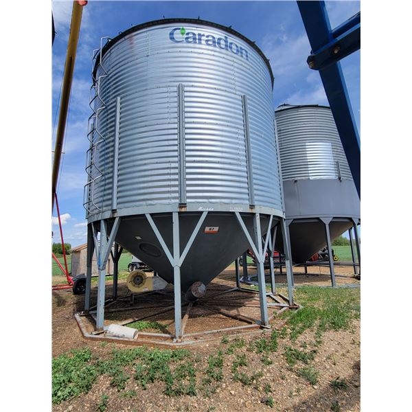 (Lots 31 & 32 are a Group Lot) Caradon 4000 Bu hopper bottom, Double Skid, fan sells separate