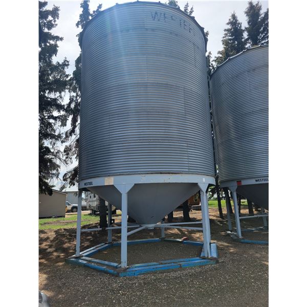 (Lots 4, 5, 6, & 7 are a Group Lot) Westeel 2150 bu hopper bottom double skid