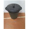 Image 3 : **Rubbermaid Plastic Garbage Can w/ Lid, Cannot Ship