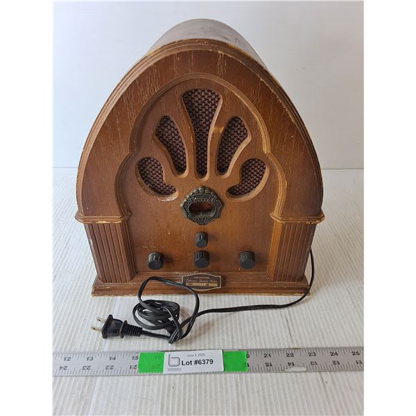 Magnasonic Vintage Radio- Powers On