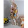Image 4 : (2) Flower Ornaments, Egg Tree, (4) Packs Of Napkins