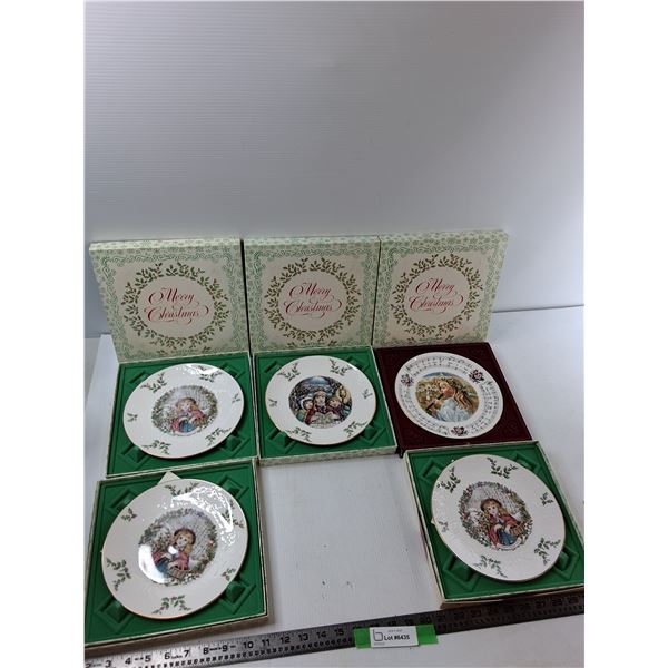 (5) Royal Doulton Christmas Plates