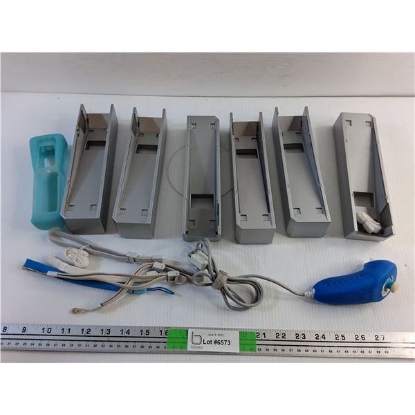 Wii Controller Stations, Case and Misc