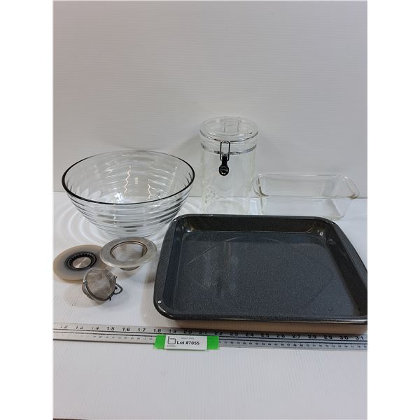 Lot: Salad Bowl, Baking Pan, Sink Strainers, Bread Pan