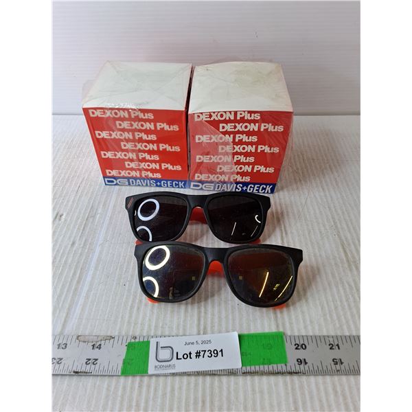 Dexon Plus Sticky Notes & (2) Novelty Sunglasses