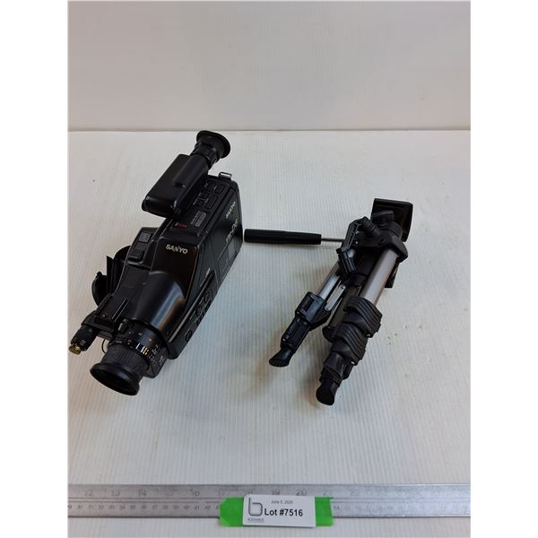 Sanyo VM-D6 Video Camera and tripod