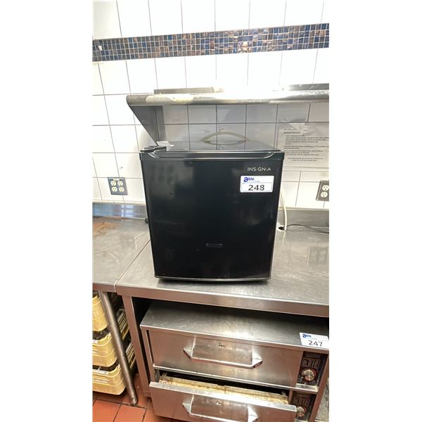 INSIGNIA BLACK COUNTERTOP REFRIGERATOR
