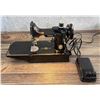 Image 2 : Singer 221 Featherweight Sewing Machine