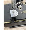 Image 3 : Singer 221 Featherweight Sewing Machine