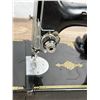 Image 4 : Singer 221 Featherweight Sewing Machine