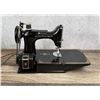 Image 7 : Singer 221 Featherweight Sewing Machine