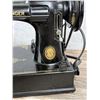 Image 9 : Singer 221 Featherweight Sewing Machine