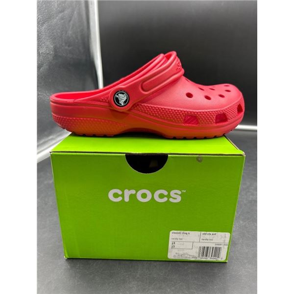 Crocs Classic Clog in Red, Size 3 Youth