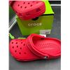 Image 2 : Crocs Classic Clog Shoes in Red, Size J5, Youth