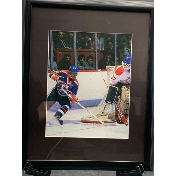 WAYNE GRETZKY BEHID THE NET NHL FRAMED PICTURE, ITEM SIZE IS 12.5" X 15", PROFESSIONALLY FRAMED AND 