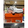 Image 1 : Nike Air Monarch IV Men’s Training Shoes, Size 8.5, White/Metallic Silver