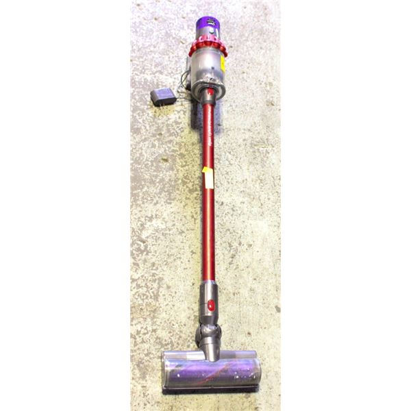DYSON V10 CYCLONE W/CHARGER
