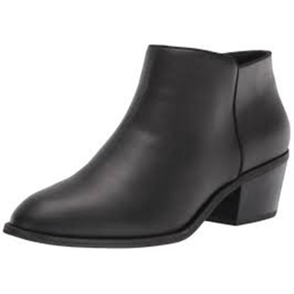 NEW AMAZON ESSENTIALS SIZE 8 BLACK BOOTS