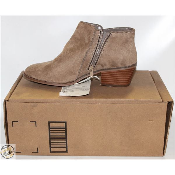 NEW AMAZON ESSENTIALS 8.5 BROWN SHOES